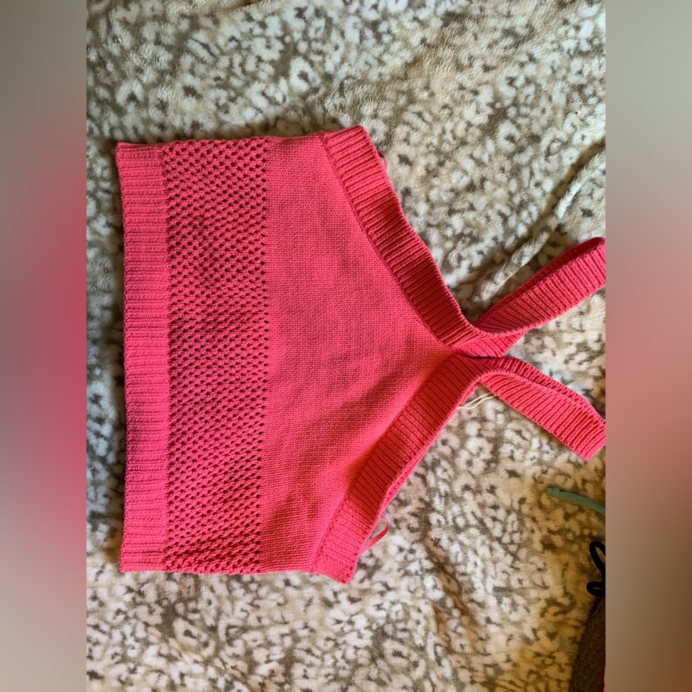 Women’s pink crop top. Size small.